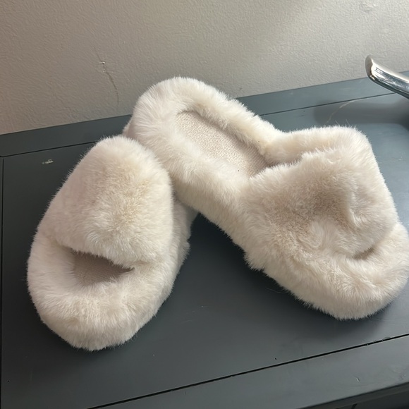 NWOT Amazon Cozy White Faux Fur Slippers size 37 - Picture 2 of 7